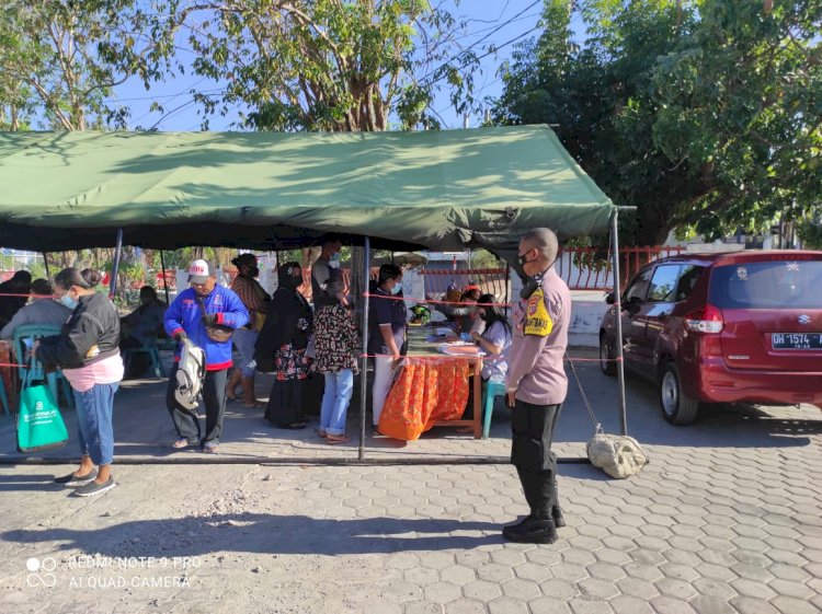 Bhabinkamtibmas  Laksanakan Pam Dan Monitoring Kegiatan Pembagian Bantuan Sosial Tunai (BST)