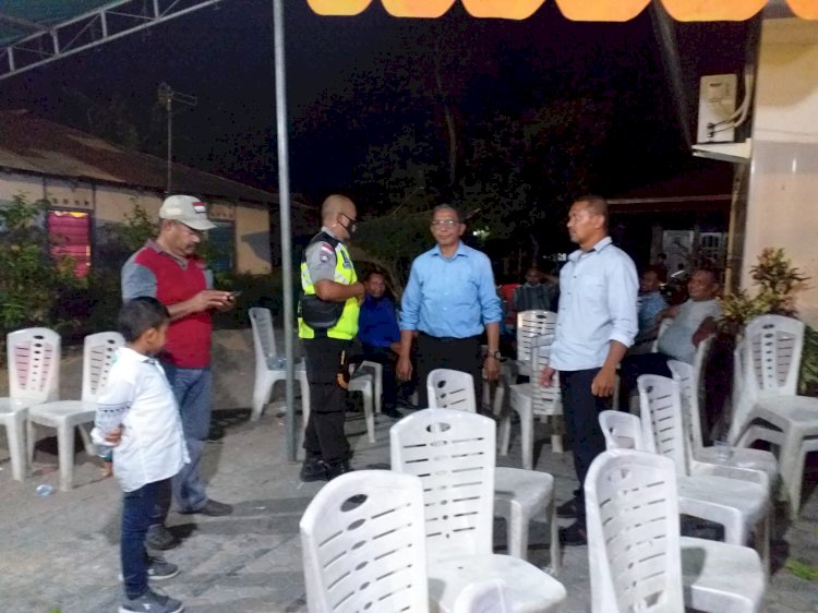 Pastikan Protokol Kesehatan Diterapkan, Bhabinkamtibmas Kelurahan Batuplat Pantau Acara Resepsi Pernikahan