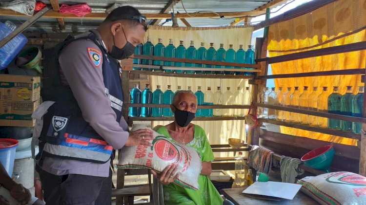 Polri Peduli, Bhabinkamtibmas Polres Kupang Kota Salurkan Bantuan Sembako Kepada Warga Yang Kurang Mampu