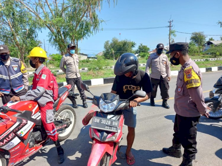 Pendisiplinan Penggunaan Masker, Personel Polsek Maulafa Tegur Dan Himbau Warga Yang Beraktivitas Tidak Menggunakan Masker