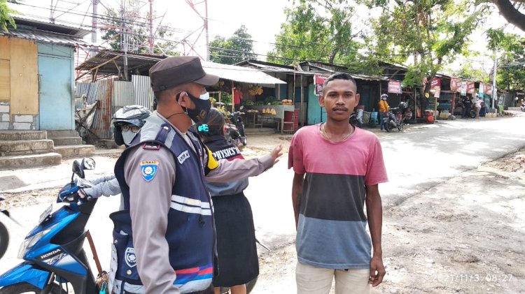 Peduli Covid-19, Personel Bhabinkamtibmas Kelurahan Naimata Tegur Serta Beri Sanksi Warga yang Tidak Menaati Protokol Kesehatan