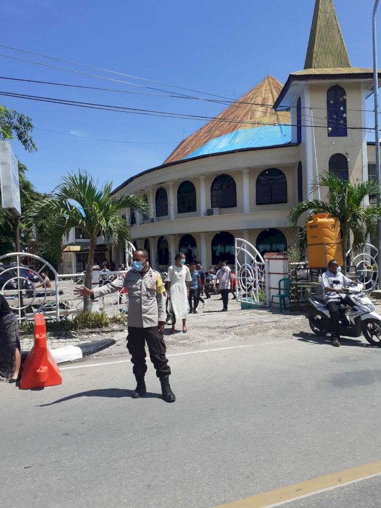 PAM Kegiatan Ibadat Minggu Umat Kristiani, Babinkamtibmas Kelurahan Fatubesi Ingatkan Warga Terapkan Protokol Kesehatan di Gereja