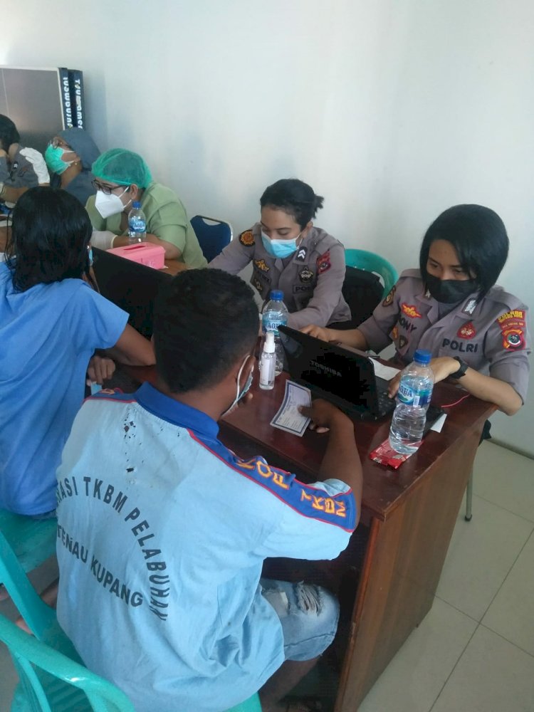 Gerai Vaksin Polri Polres Kupang Kota Kembali Mengelar Vaksinasi Di Area Pelabuhan Tenau Kota Kupang , Upaya Percepatan Vaksinasi Covid-19 Bagi Masyarakat Kota Kupang