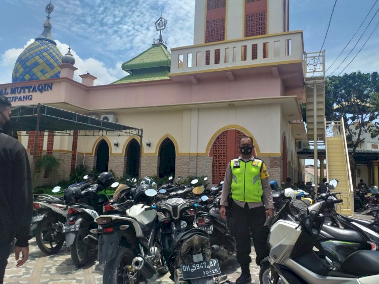 PAM Sholat Jumat Bhabinkamtibmas Kelurahan Kelapa Lima Ingatkan Warga Terapkan Protokol Kesehatan di Masjid