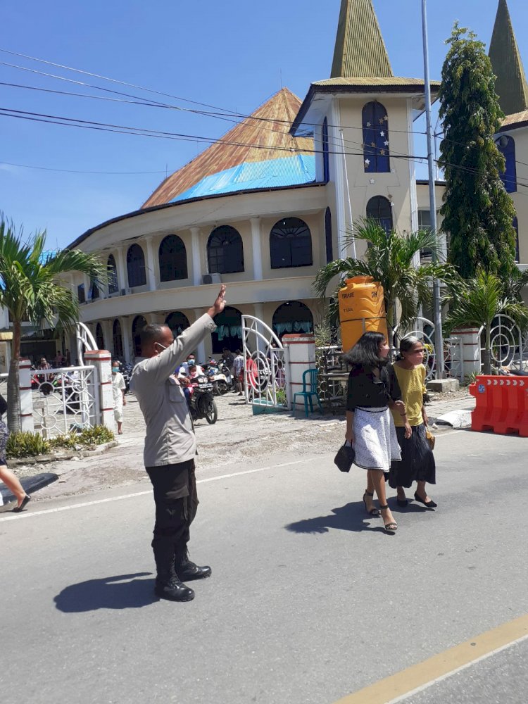 Kegiatan Ibadat Minggu Umat Kristiani, Babinkamtibmas Kelurahan Fatubesi Laksanakan Pam Dan Ingatkan Warga Terapkan Protokol Kesehatan di Gereja