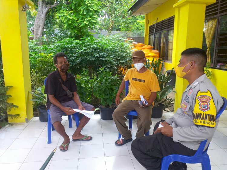 Sampaikan Pesan Kamtibmas, Bhabinkamtibmas Polsek Oebobo Sambang Ketua RT