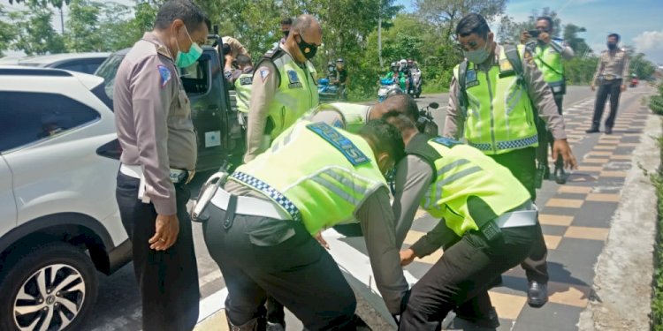 Sat Lantas Polres Kupang Kota Sukarela Bantu Ganti Penutup Drainase  Yang Raib Dicuri