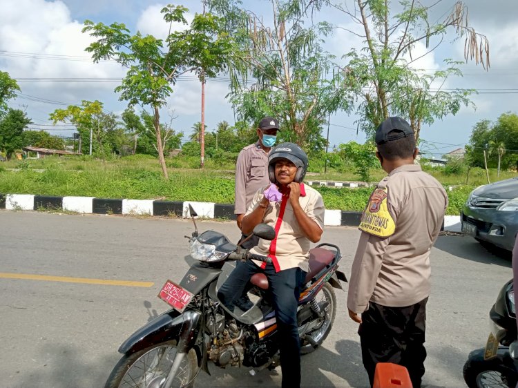 Personel Babinkamtibmas Tegur Dan Himbau Warga Yang Beraktivitas Tidak Menggunakan Masker