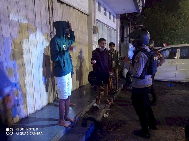 Sat Sabhara Polres Kupang Kota Laksanakan Pantroli Himbau Warga Taati Protokol Kesehatan