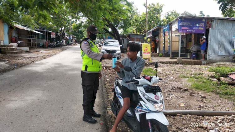 Peduli Covid-19, Personel Bhabinkamtibmas Kelurahan Naimata Tegur Serta Beri Sanksi Warga yang Tidak Menaati Protokol Kesehatan