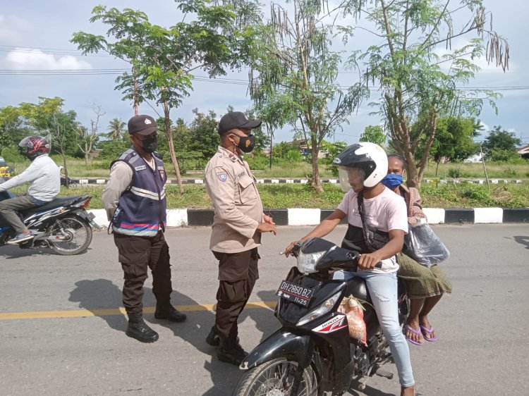 Personel Babinkamtibmas Tegur Dan Himbau Warga Yang Beraktivitas Tidak Menggunakan Masker