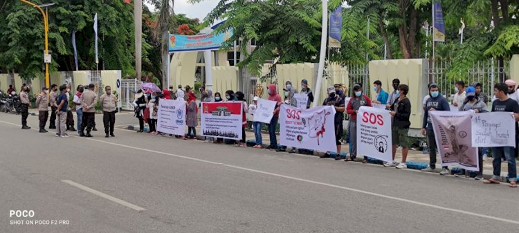 Personel Polres Kupang Kota Lasanakan Pengamanan Aksi Damai para Refugee (Pengungsi Asing) Di depan kantor Gebernur NTT