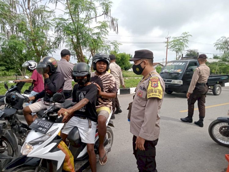 Personel Babinkamtibmas Tegur Dan Himbau Warga Yang Beraktivitas Tidak Menggunakan Masker