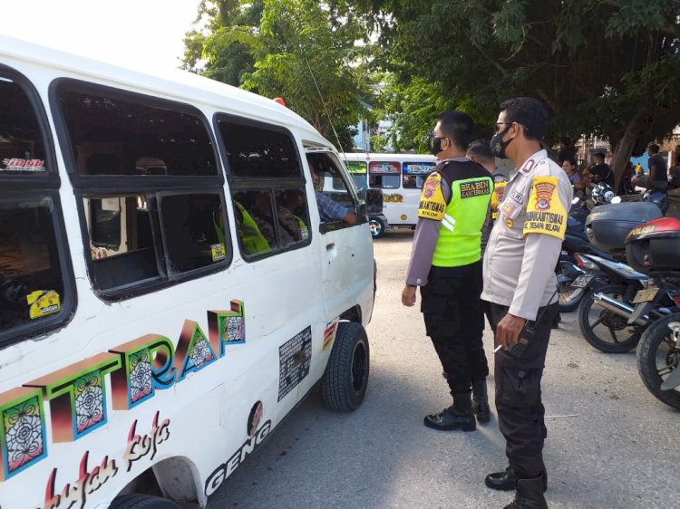 Pendisiplinan Penggunaan Masker, Bhabinkamtibmas Tegur Dan Himbau Para Supir Taksi