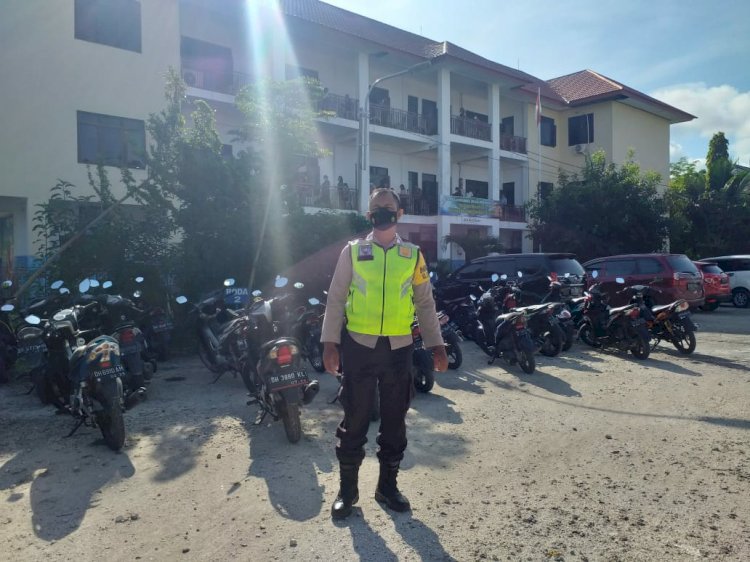 Babinkamtibmas Kelurahan Kelapa Lima Laksanakan Pam Dan Ingatkan Warga Terapkan Protokol Kesehatan di Gereja