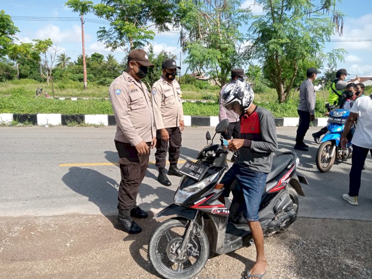 Personel Babinkamtibmas Tegur Dan Himbau Warga Yang Beraktivitas Tidak Menggunakan Masker