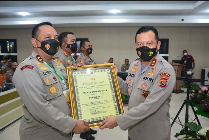 Pencapain Vaksinasi Terbanyak,Polres Kupang Kota Mendapat Penghargaan Dari Kapolda NTT