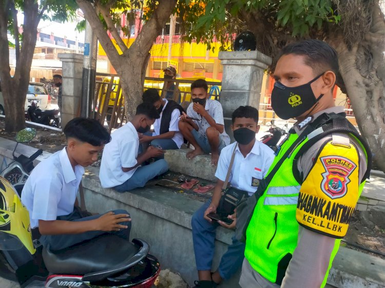 Sambang Dan Patroli Dialogis Bhabinkamtibmas Kelurahan LLBK Himbau Anak Sekolah Patuhi Protokol Kesehatan