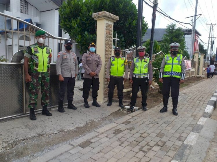 H-1 Menjelang Hari Raya Natal 2021 dan Tahun Baru 2022, Personil Polres Kupang Kota Mulai Di Terjunkan Untuk Melaksanakan Pengamanan Gereja