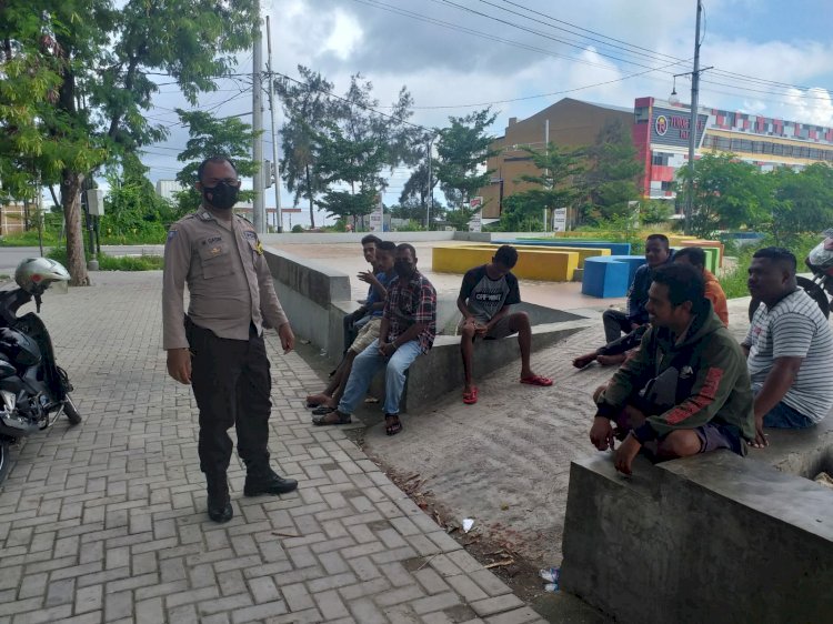 Sambang Dan Patroli Dialogis Bhabinkamtibmas Kelurahan Kelapa Lima Himbau Anak Muda Yang Nongkrong Untuk Patuhi Protokol Kesehatan