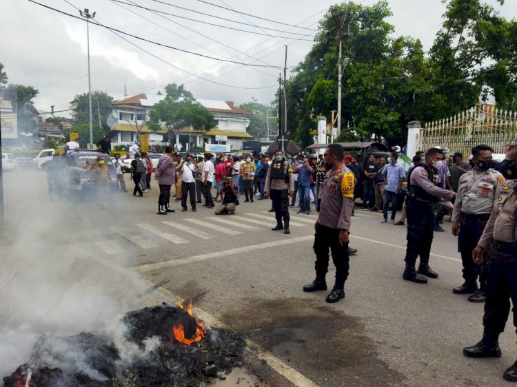 Personel Kupang Kota Amankan Aksi Unjukrasa Damai Oleh Simpatisan Partai Demokrat Untuk Jeriko