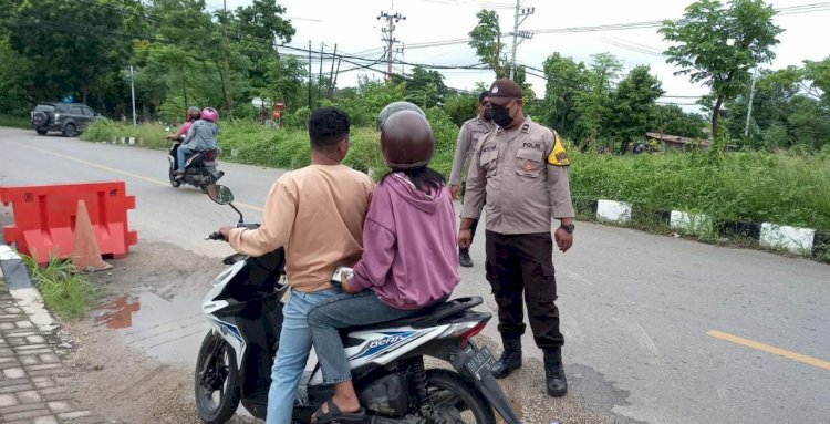 Personel Babinkamtibmas Tegur Dan Himbau Warga Yang Beraktivitas Tidak Menggunakan Masker