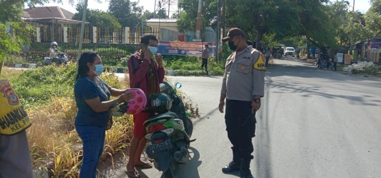 Tak Pakai Masker, Bhabinkamtibmas Tegur Serta Himbau Pengendara yang Tidak Menaati Protokol Kesehatan