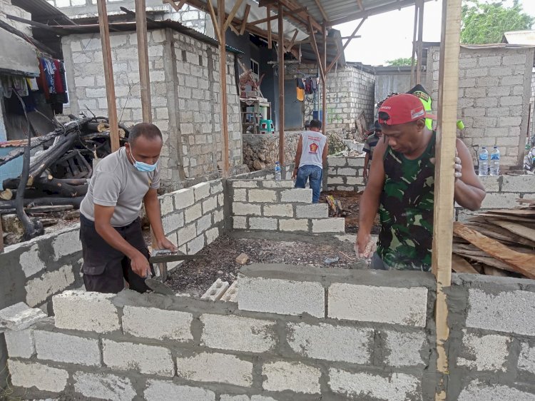 Rasa Peduli, Babinkamtibmas Polres Kupang Kota Bantu Warga Bangun Rumah