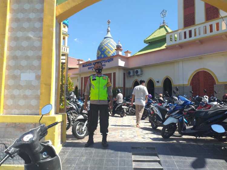 PAM Sholat Jumat Bhabinkamtibmas Kelurahan Kelapa Lima Ingatkan Warga Terapkan Protokol Kesehatan di Masjid