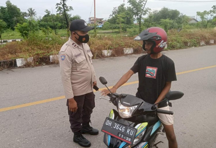 Pendisiplinan Pengunaan Masker, Bhabinkamtibmas Tegur Serta Himbau Pengendara yang Tidak Menaati Protokol Kesehatan