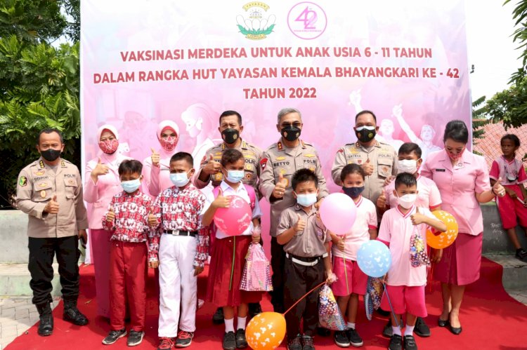 Akselerasi Vaksinasi Merdeka Anak, Kapolda NTT Kunjungi Gerai Vaksin Polres Kupang Kota di SMP Muhamadiyah Kota Kupang