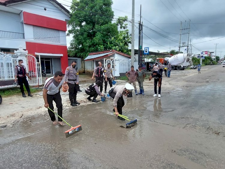Aksi Peduli Personel Polres Kupang Kota Gotong Royong Tambal Jalan Rusak Di Kota Kupang