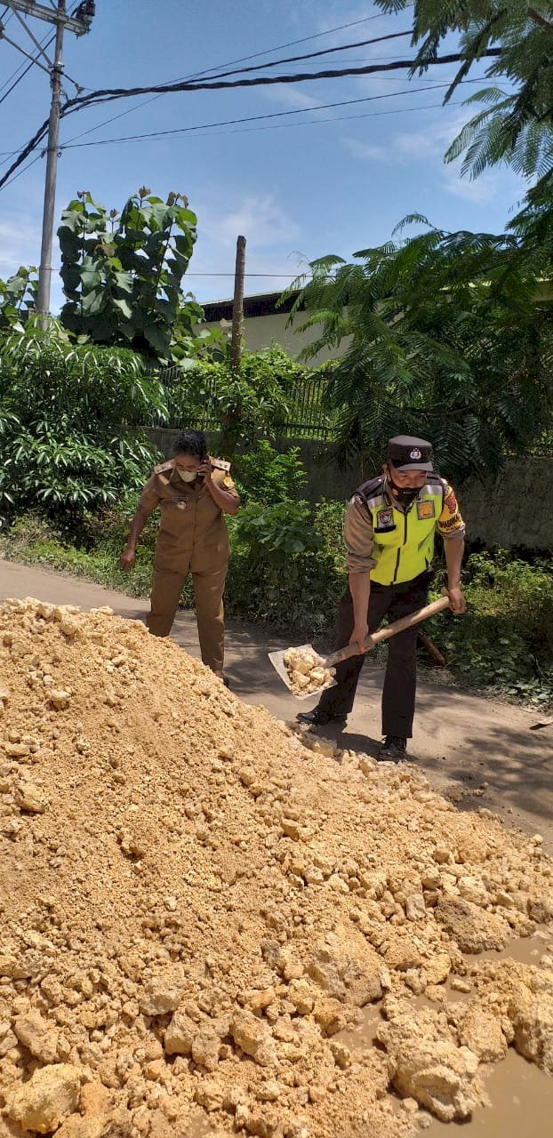 Prihatin Kondisi Jalan Rusak, Babinkamtibmas Bantu Perbaiki Jalan