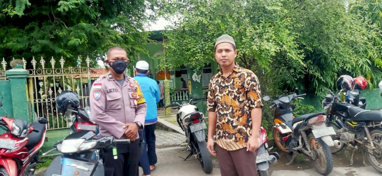 Pastikan Giat Ibadah Berjalan Dengan Aman Dan Tetap Terapkan Protokol Kesehatan, Babinkamtibmas Kelurahan Oetete Laksanakan Pengamanan Ibadah Umat Islam Di Masjid