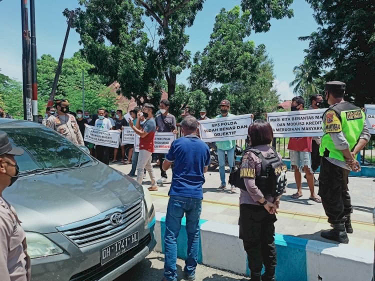 Personel Polres Kupang Kota Laksanakan Pengamanan Aksi Unjuk Rasa Damai Di Pengadilan Negeri Kelas 1 A Kupang