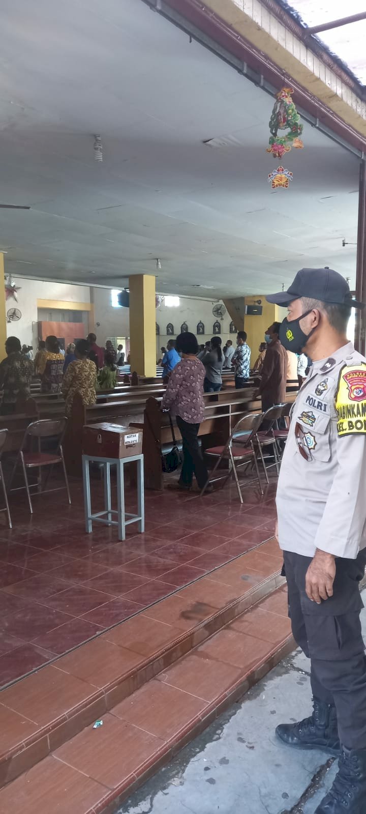 Babinkamtibmas Kelurahan Bonopoi Laksanakan Pam Dan Ingatkan Warga Terapkan Protokol Kesehatan di Gereja