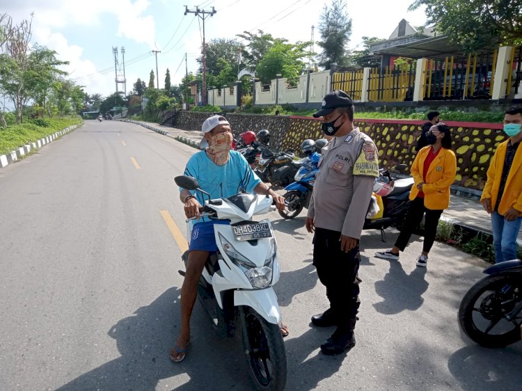 Tak Pakai Masker, Bhabinkamtibmas Tegur Serta Himbau Pengendara yang Tidak Menaati Protokol Kesehatan