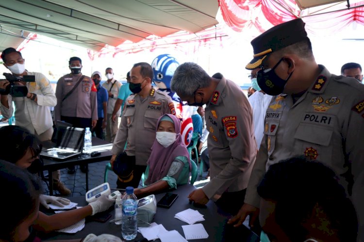 Vaksinasi Serentak ,Kapolda NTT Kunjungi Gerai Vaksin Polres Kupang Kota Di Masjid Namosain Kota Kupang