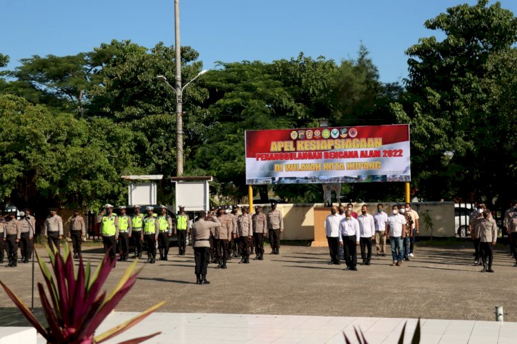 Polres Kupang Kota Melaksanakan Apel Kesiapsiagaan Penanggulangan Bencana Alam 2022 Bersama Instansi Terkait