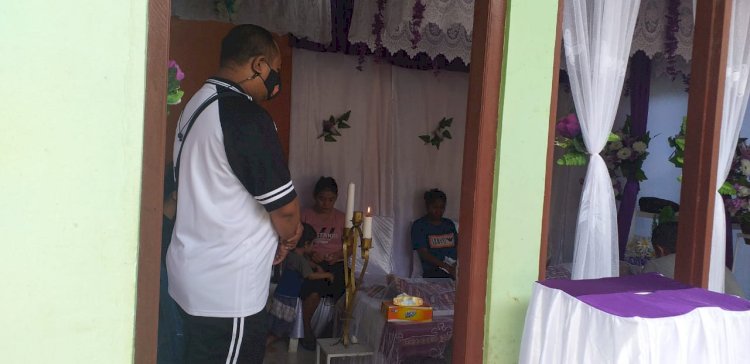 Ikut Berbelasungkawa, Bhabinkamtibmas Sambangi Warganya Yang Berduka