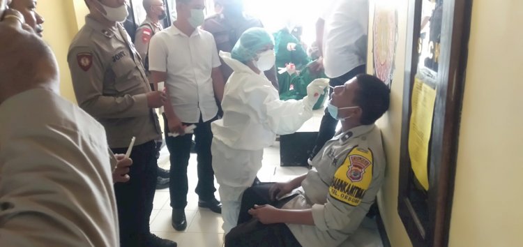 Antisipasi Penyebaran Virus Varian Baru Omicron, Personel Polsek Oebobo Polres Kupang kota Laksanakan Test Swan Pcr