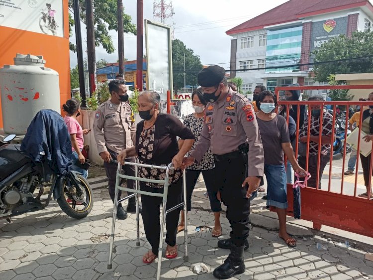 Humanis, Personel Polres Kupang Kota Laksanakan Pengamanan Dan Bantu Lansia Penerima Pembagian Bantuan Sosial Tunai (BST)