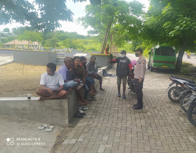 Patroli Pendisiplinan Protokol Kesehatan, Personel Polsek Kelapa Lima Polres Kupang Kota Tegur Sejumlah Pemuda Yang Nongkrong Tidak Memakai Masker