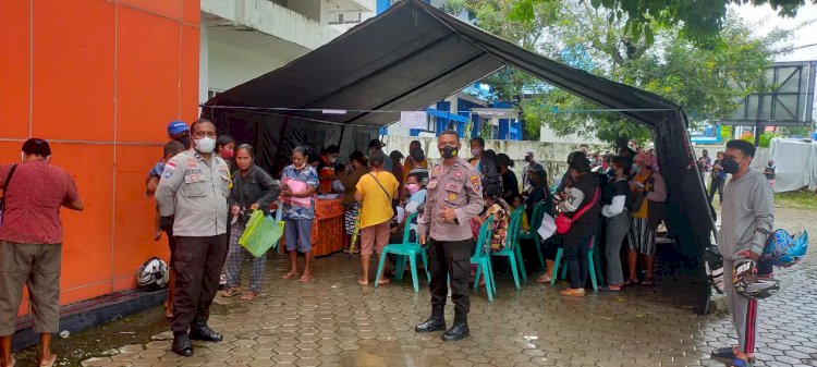 Menjamin Keamanan Dan Prokes Tetap Diterapkan,Personel Polsek Oebobo Laksanakan Pam Dan Monitoring Kegiatan Pembagian Bantuan Sosial