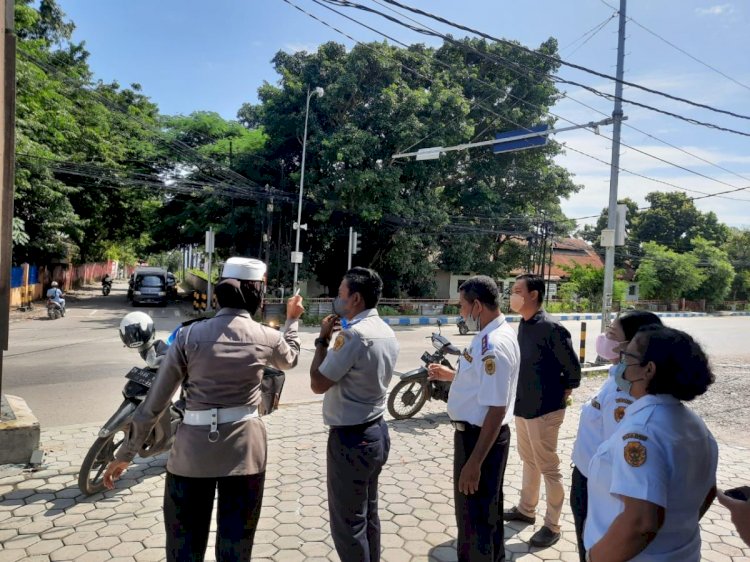 Sering Terjadi Kemacetan, Sat Lantas Polres Kupang Kota Bersama Dishub Kota Kupang Pantau Seluruh Traffic Light