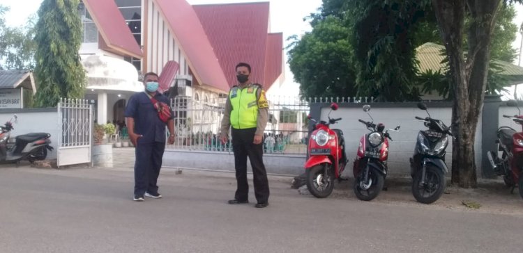 Babinkamtibmas Kelurahan Oesapa Barat Laksanakan Pam Dan Ingatkan Warga Terapkan Protokol Kesehatan di Gereja