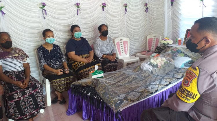 Ikut Berbelasungkawa, Bhabinkamtibmas Kelurahan Airnona Sambangi Warganya Yang Berduka