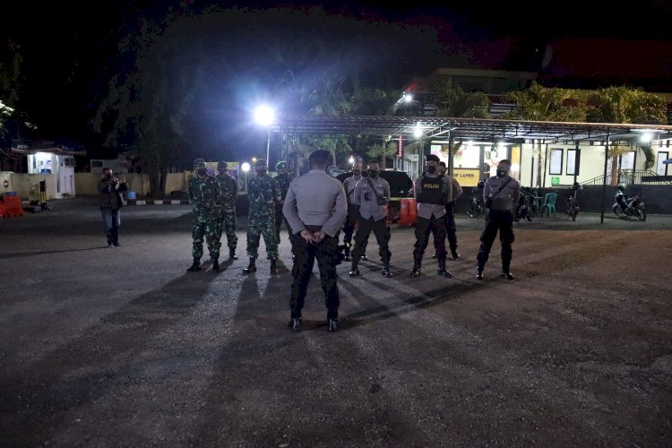 Personel Polres Kupang Kota Dan Gabungan TNI Laksanakan Pantroli imbau Warga Taati Protokol Kesehatan