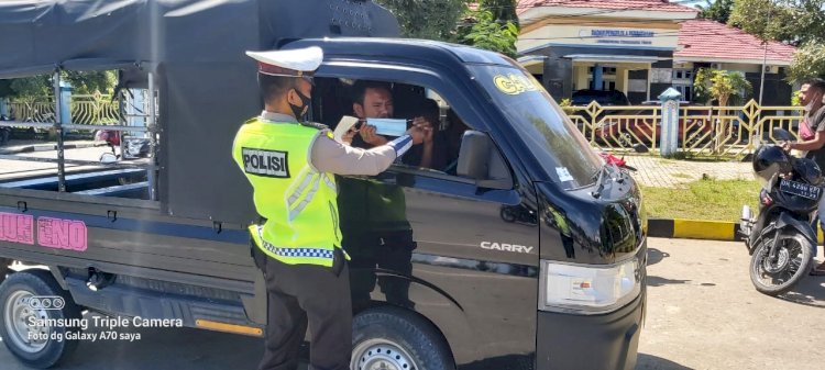 Operasi Keselamatan Turangga 2022, Personel Sat Lantas Polres Kupang Kota Tegur Pelanggar Lalu Lintas Dan Pengendara Yang Tidak Memakai Masker