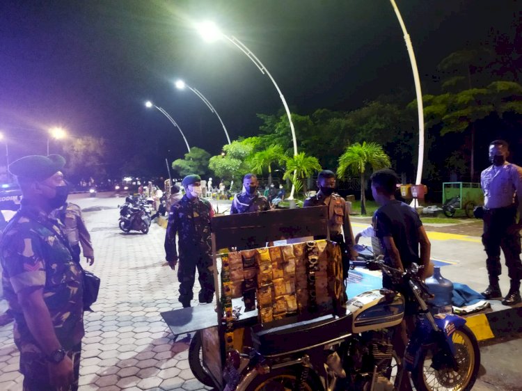 Cegah Covid-19 dan Varian Omicron, Personel Polres Kupang Kota Dan Gabungan TNI laksanakan Patroli Penegakan Pendisiplinan Protokol Kesehatan Di Wilayah Hukum Polres Kupang Kota